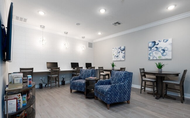 The Oaks on the Lake Upscale 55+ Apartments