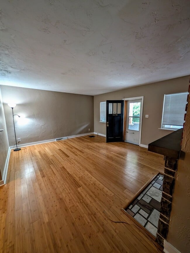 Photo - 229 W Sycamore St
