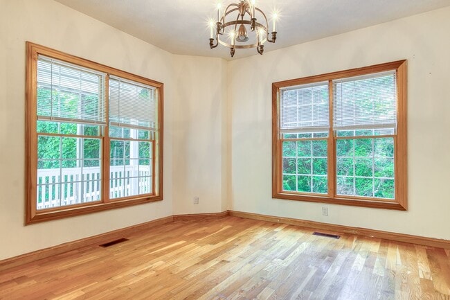 Photo - 5 to 8 Bedrooms. Pet Friendly.