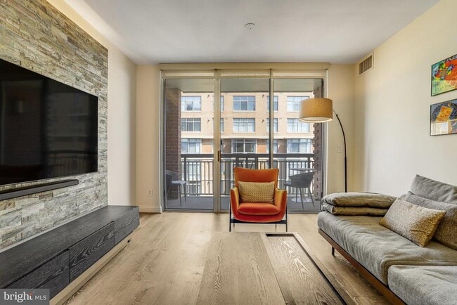 Photo - 1020 N Highland St Unidad 905