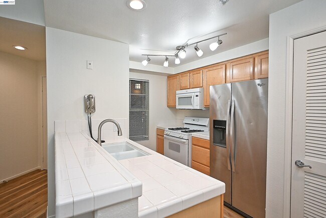 280 Caldecott Ln Unit 221