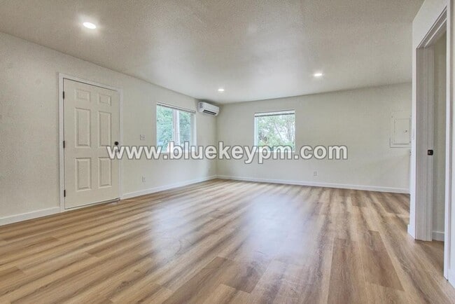 Photo - 1 Bed, 1 Bath Duplex Unit on Main Street in Washougal