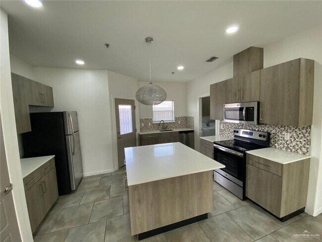 Photo - 15 Sprague St W