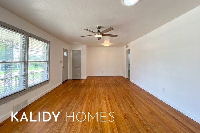 Photo - 305 W Coe Dr