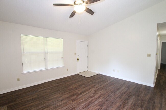 Photo - Updated 2-Bedroom Apartment in North Pensacola Near UWF & I-10 | High Ceilings, Fireplace, Utilit...