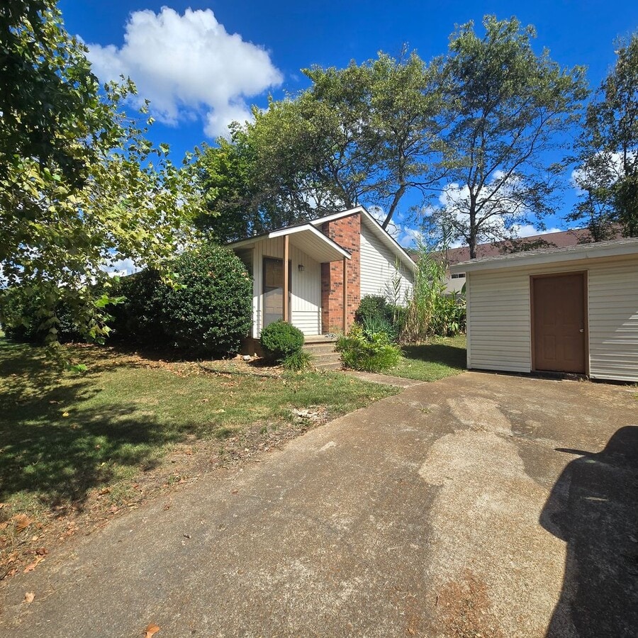 2/1 Partial Utilities included Close to th... - 2/1 Partial Utilities included Close to th...
