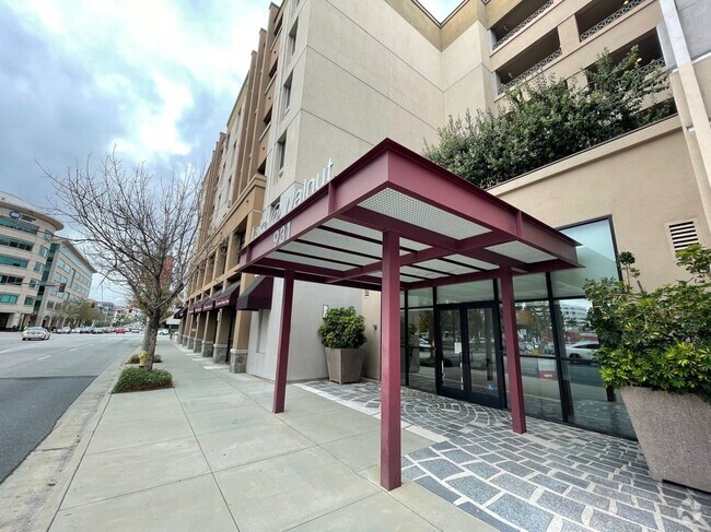 Building Photo - 931 E Walnut St Rental