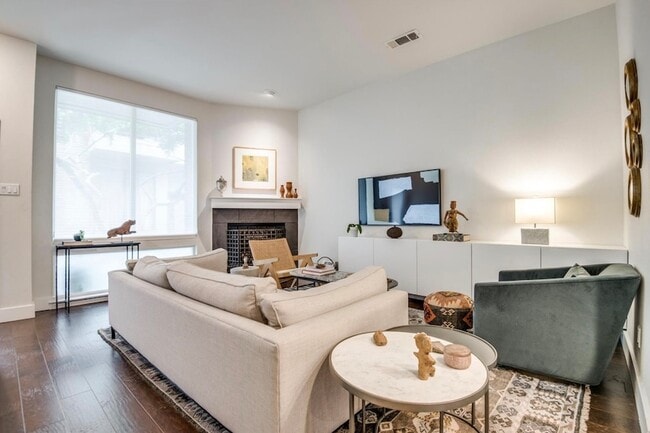 Building Photo - 3940 Buena Vista St Unit 302C