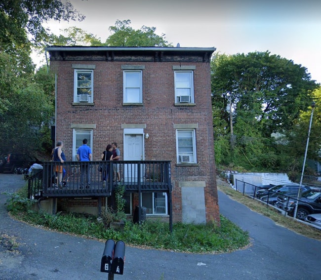 Building Photo - 1089 River Rd Unit #1