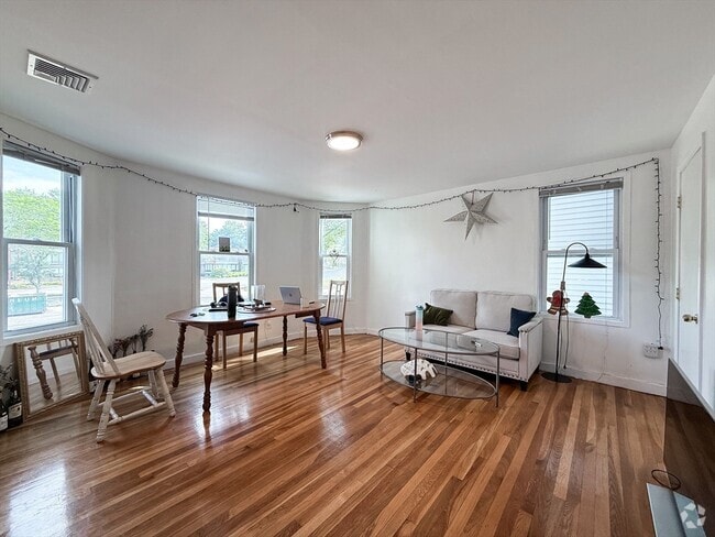 Building Photo - 803 Boylston St Unit B Rental
