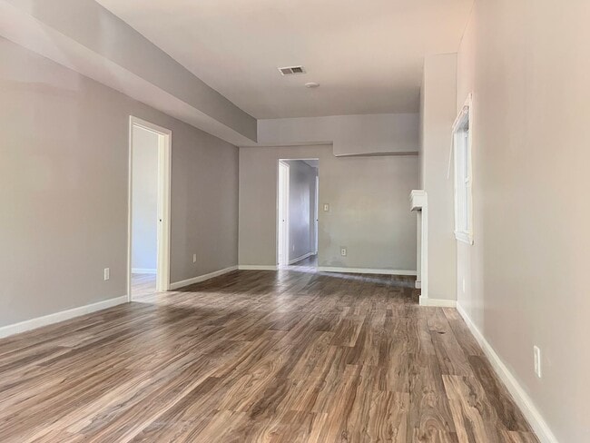 Building Photo - 647 West Ave Unit Lower