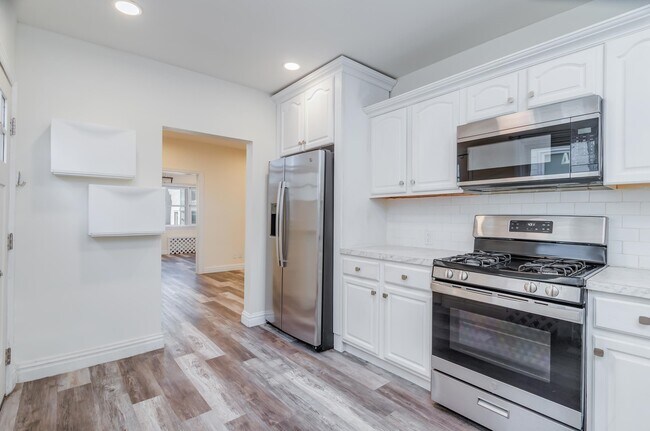 Photo - 232 Pearsall Ave Unidad 1