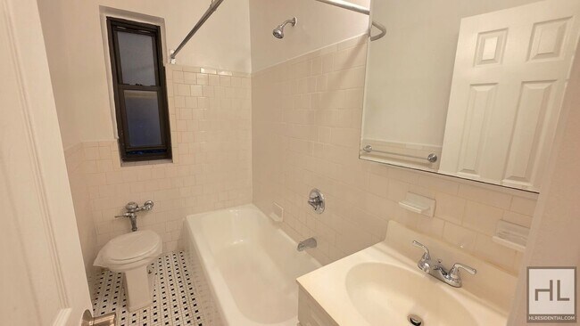 Spacious First-Floor Studio with Separate Alcove in Gramercy