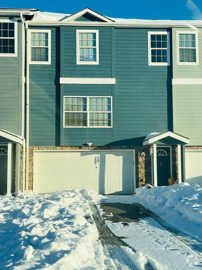 Building Photo - Charming Townhome, Prime Location, Cozy Li...