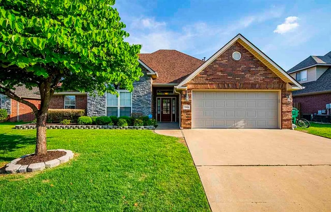 Building Photo - Wonderful home centrally located in Centerton with SOLAR - cut your electric bill down tremendously!