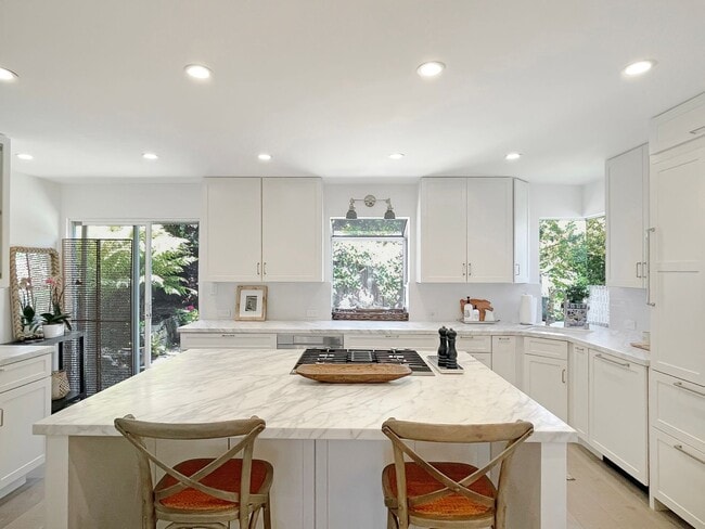 Building Photo - Remodeled and Modern, Open Floor-plan, Lux... Rental