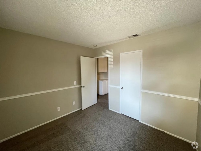 Building Photo - 11060 Davis St Rental