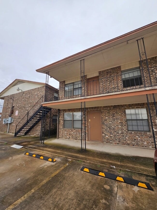 102 E Avenue A