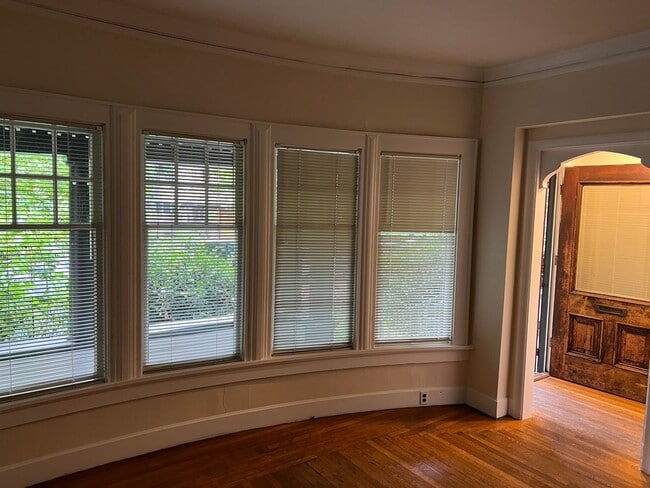 Photo - 2 Bedroom Unit in the the old Beta Theta Pi Fraternity House near UofO Campus Unit 379 E 12th Ave