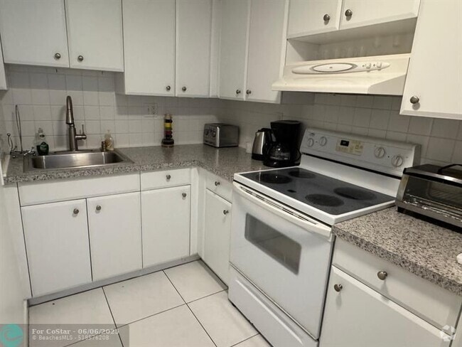 Building Photo - 3000 Riomar St Unit 706 Rental