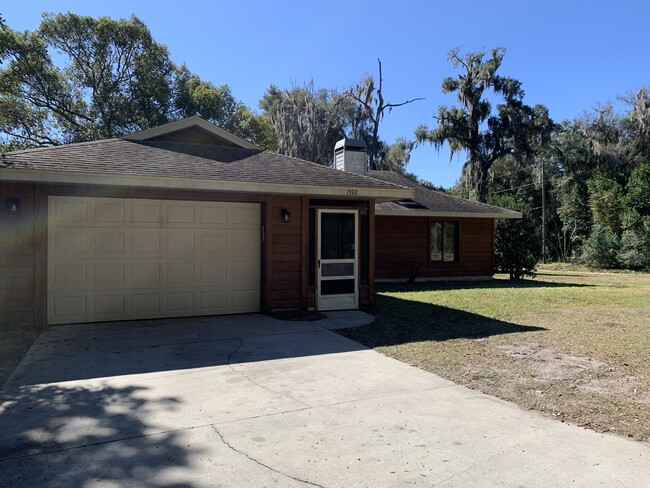 3/2 in DeLand on a large corner lot! $1,80... - 3/2 in DeLand on a large corner lot! $1,80... Casa