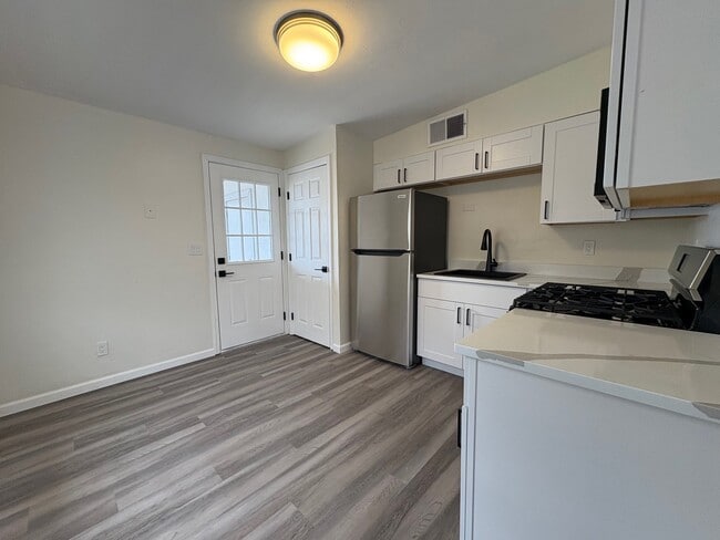 Photo - 211 E Lee St