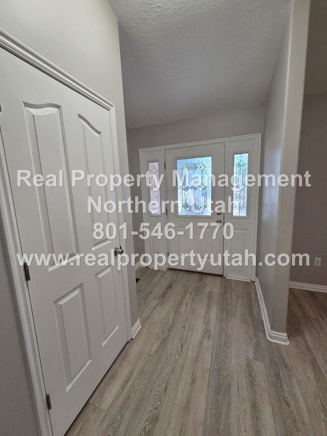 Photo - Updated 5 Bedroom 5 Bath Home in Layton Av...