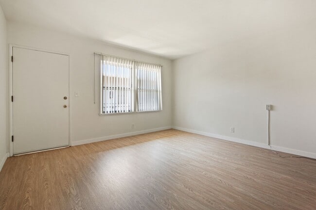 Photo - 10908 Santa Monica Blvd Unidad 08B