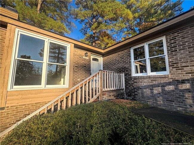 Photo - 527 Coronation Dr