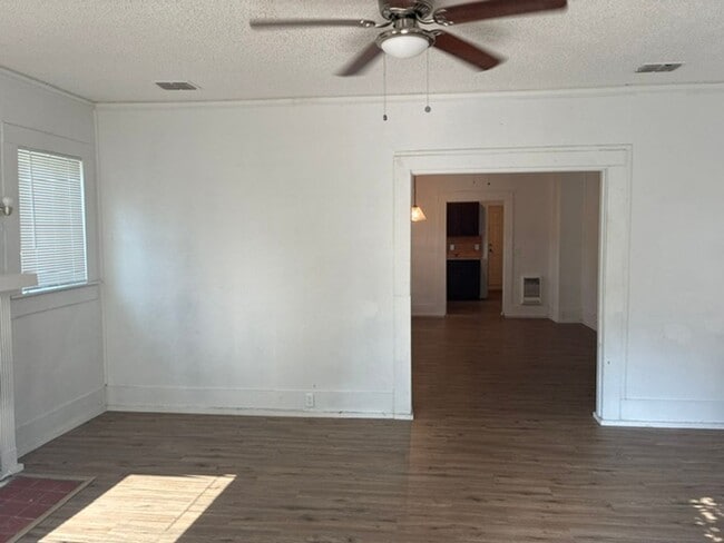 Photo - 3905 Stuart St