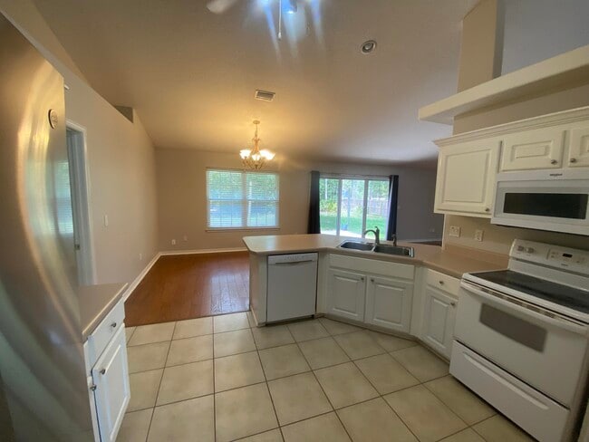 Photo - 6568 Fern St