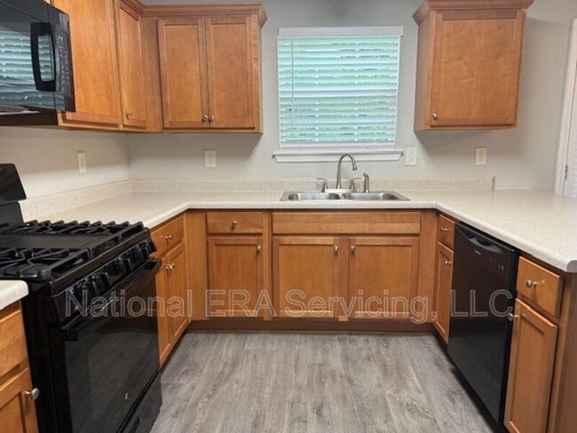 Photo - 711 Tullamore Way