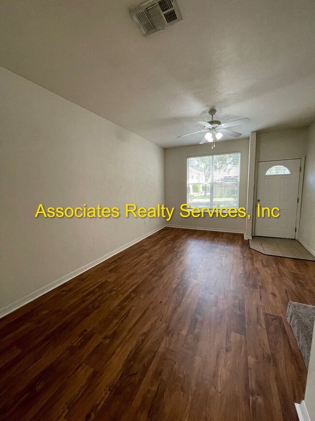 Spacious 2BR/2.5BA Condo in Vibrant Gaines... - Spacious 2BR/2.5BA Condo in Vibrant Gaines...