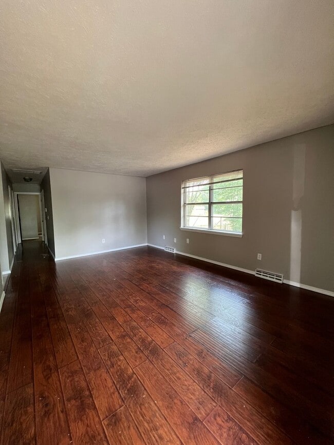 Building Photo - Available Now 3 bedroom 2 bathroom 1 car garage!