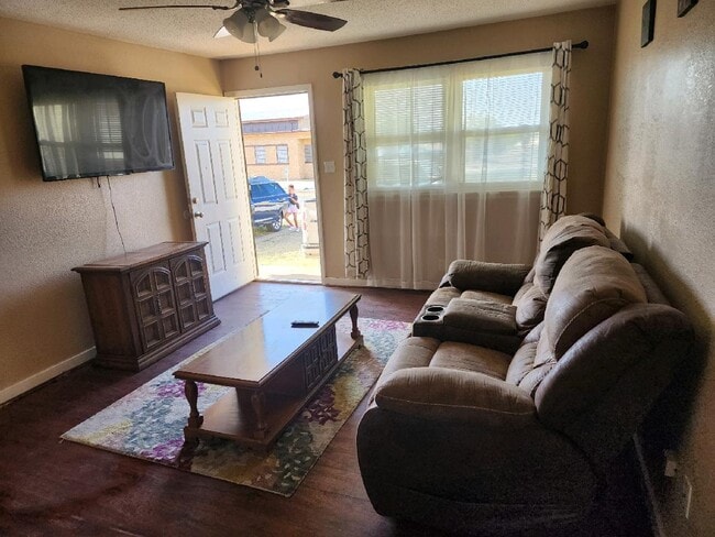 Photo - 803 W 10th St