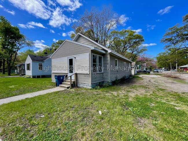 Building Photo - 3201 5th St