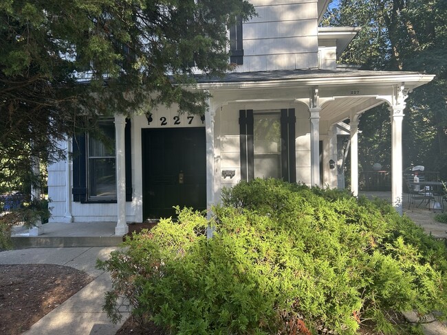 Building Photo - 227 N 1st St Rental