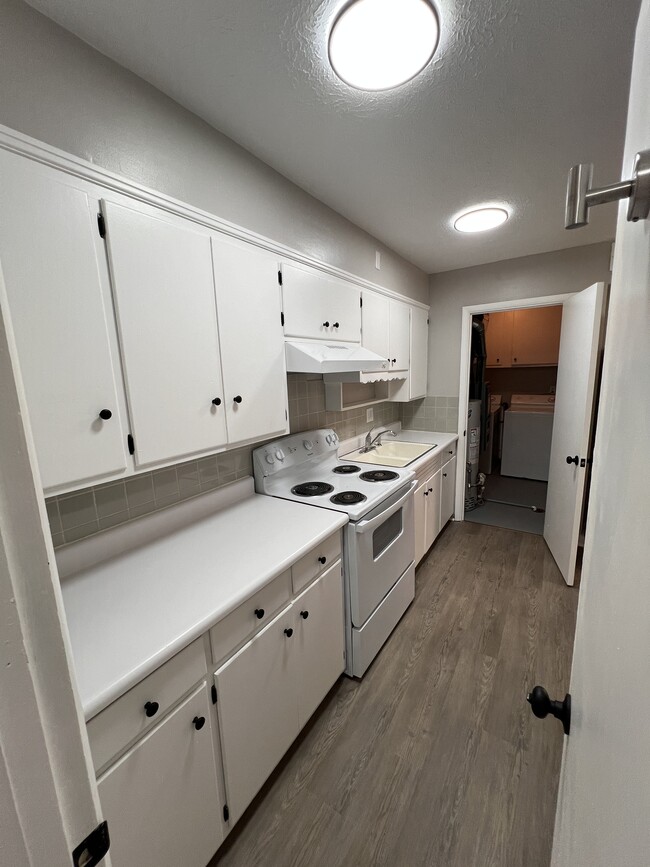 Kitchen B - Cypress West Fairlawn Apartments