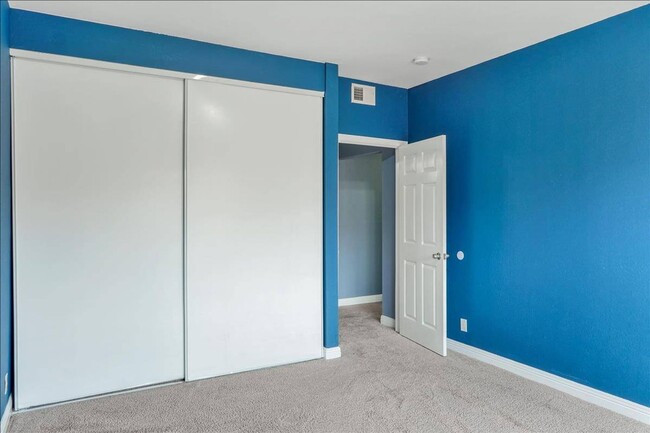 Photo - Fabulous 2 bed Plus Den, 1 bath in San Fra...