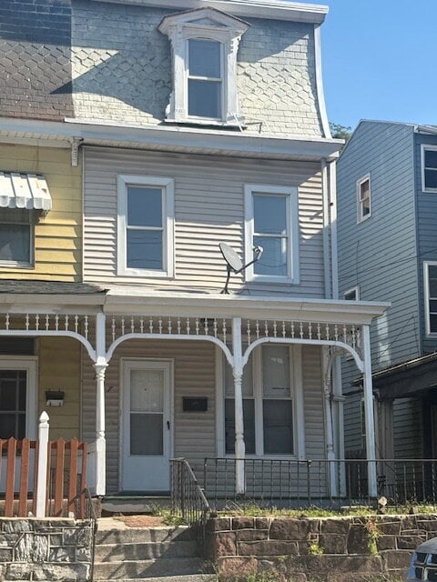 Building Photo - "Charming 3-Bed Townhouse with 2.5 Baths i...