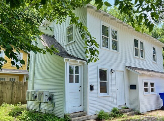 Building Photo - Chautauqua Unit Upstairs Garage Apt