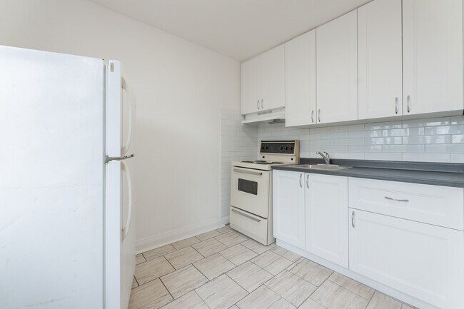 Recently Renovated clean one bedroom 10 minute walk to subway