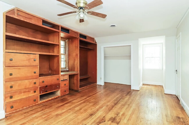 Room in Duplex on S Josephine Boyd St