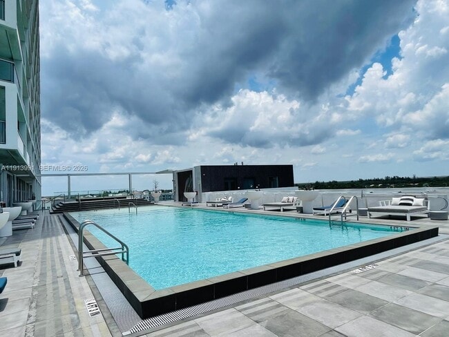 Photo - 2000 Metropica Wy Unit 605