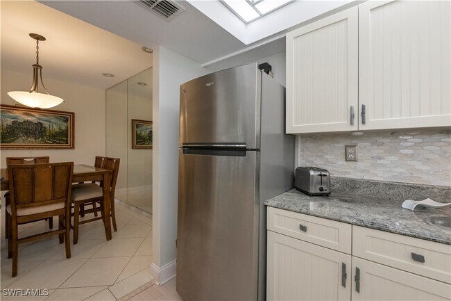 Building Photo - 5809 Glencove Dr Unit 905