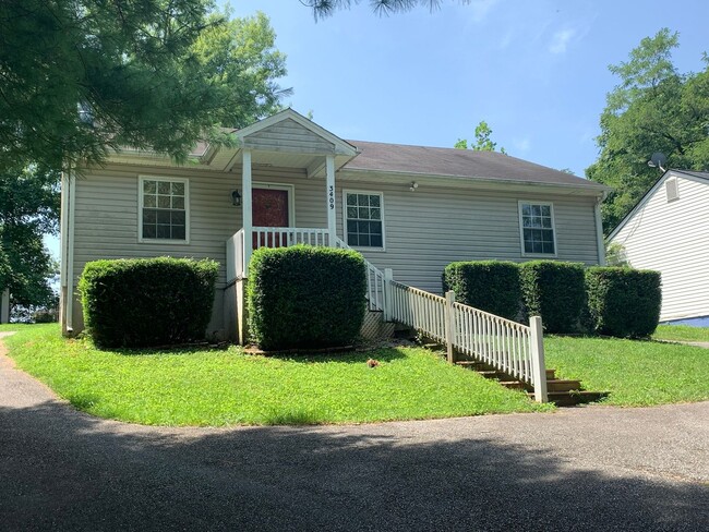 House with Long Driveway & Front Porch - House with Long Driveway & Front Porch