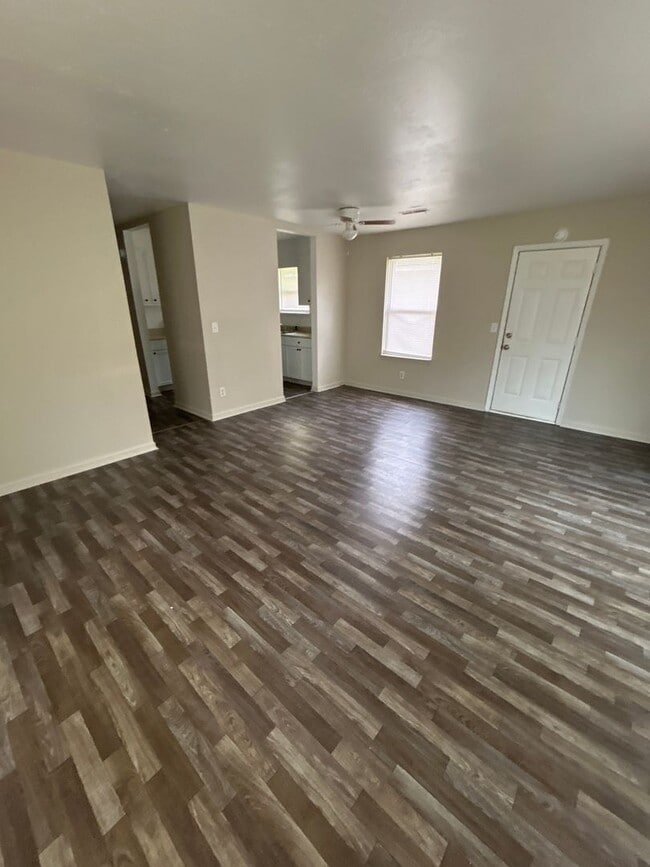 Building Photo - Huge 3 bedroom unit in popular Summerville! Rental
