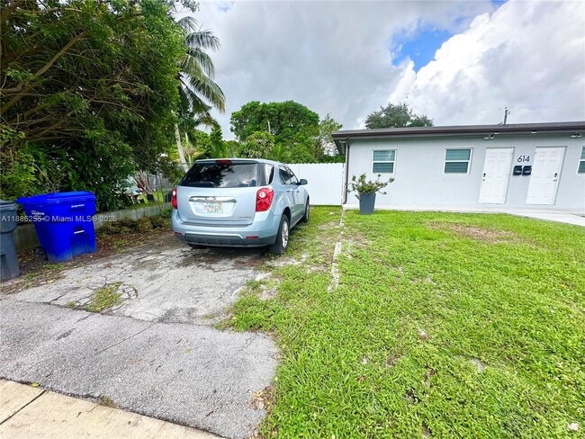 Building Photo - 614 N 56th Ave Unit 1-2