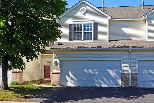 Building Photo - Beautiful 3-Bed 3-Bath Townhouse in Shakopee - Available Now!