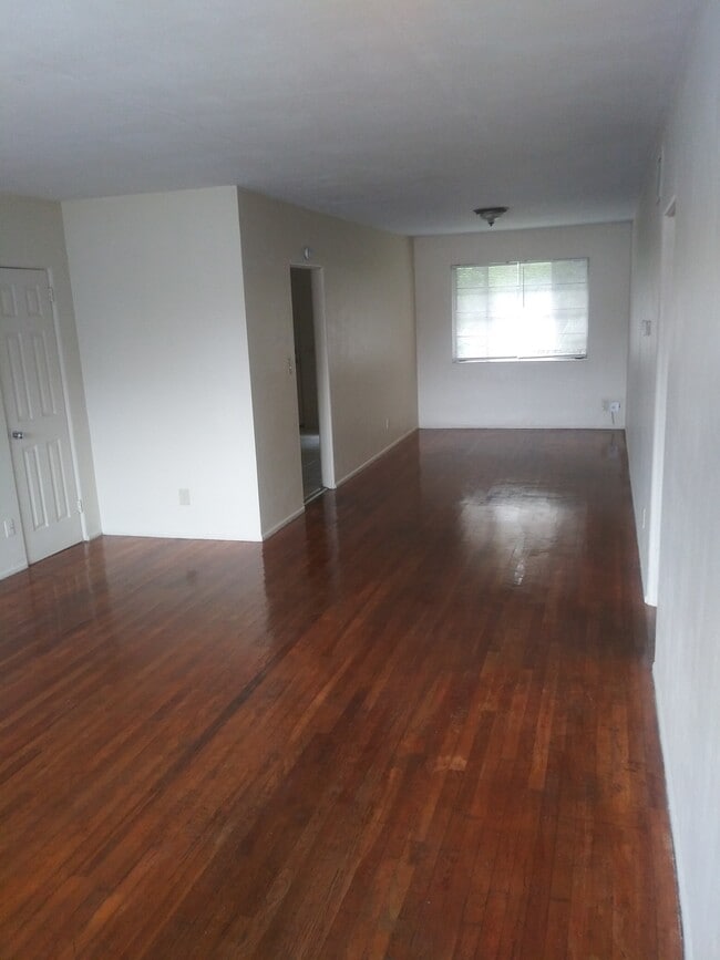 Building Photo - 2139 Spring Park Rd Unit #4